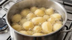 Cosa aggiungere all'acqua quando si cuociono le patate: cuoceranno più velocemente e avranno un sapore migliore.